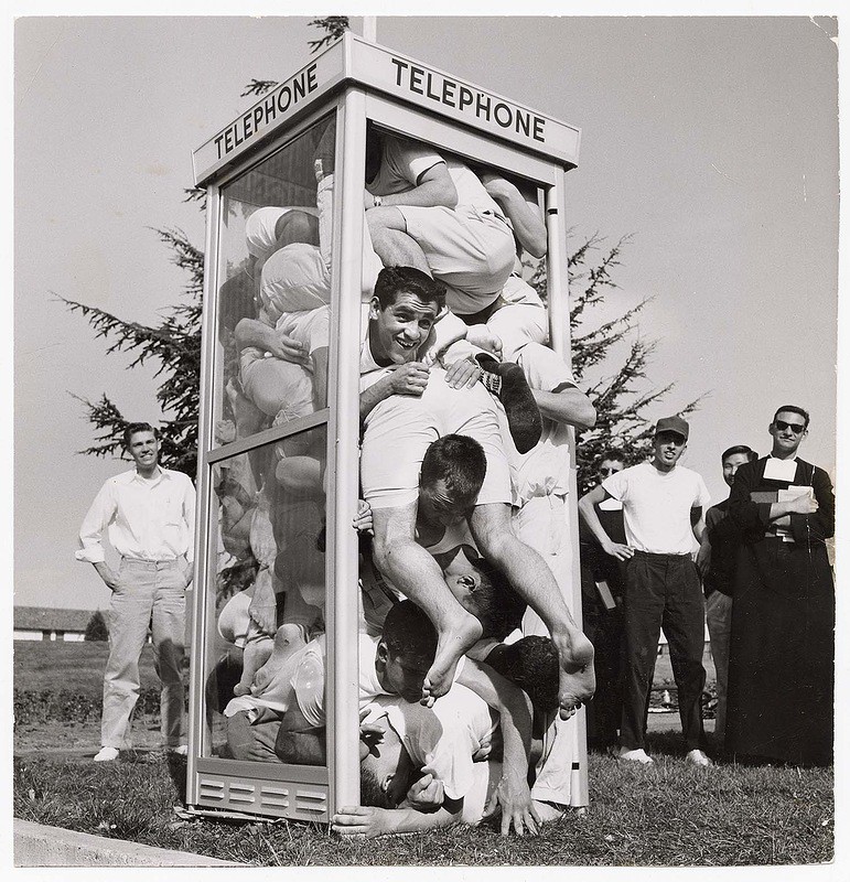 45. 22 студента уместились в телефонной будке и установили этим мировой рекорд, 1959 год. история, кадр, фото