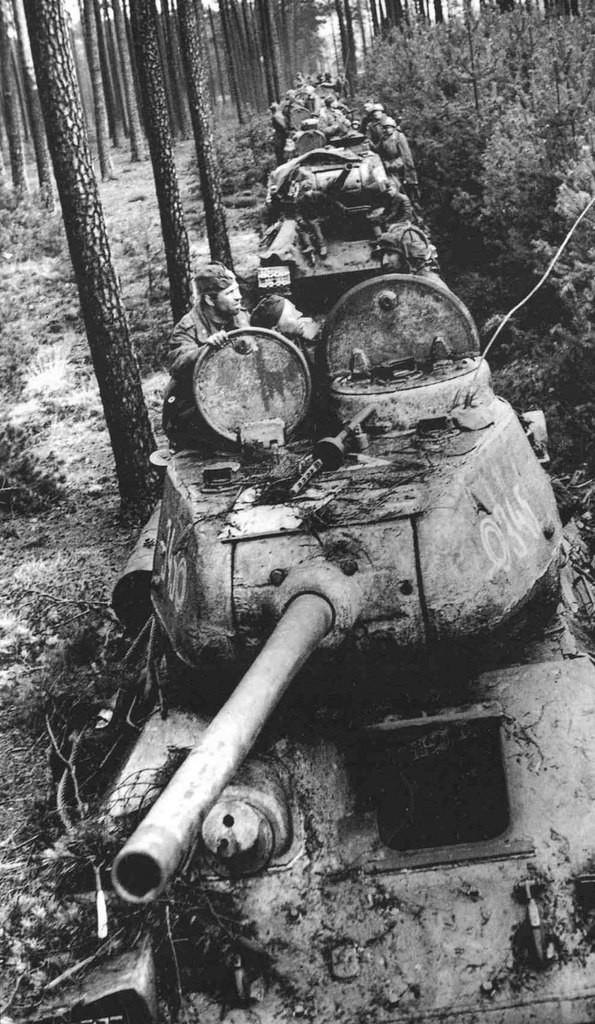 16. Колонна Т-34-85 перед штурмом Берлина. Остановка в лесу война, вторая мировая война