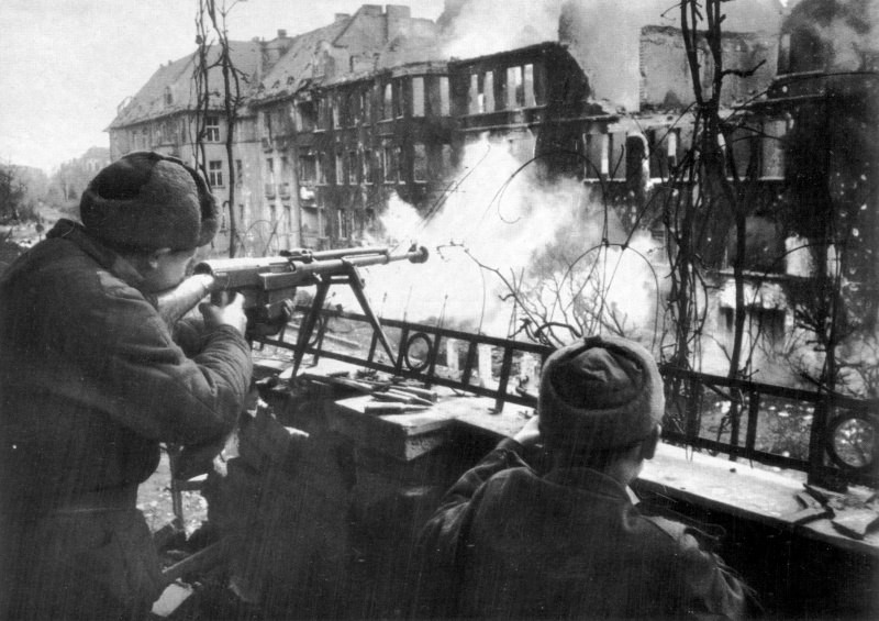 42. Советские солдаты ведут огонь из ПТРС-41 по позициям немцев в Бреслау война, вторая мировая война