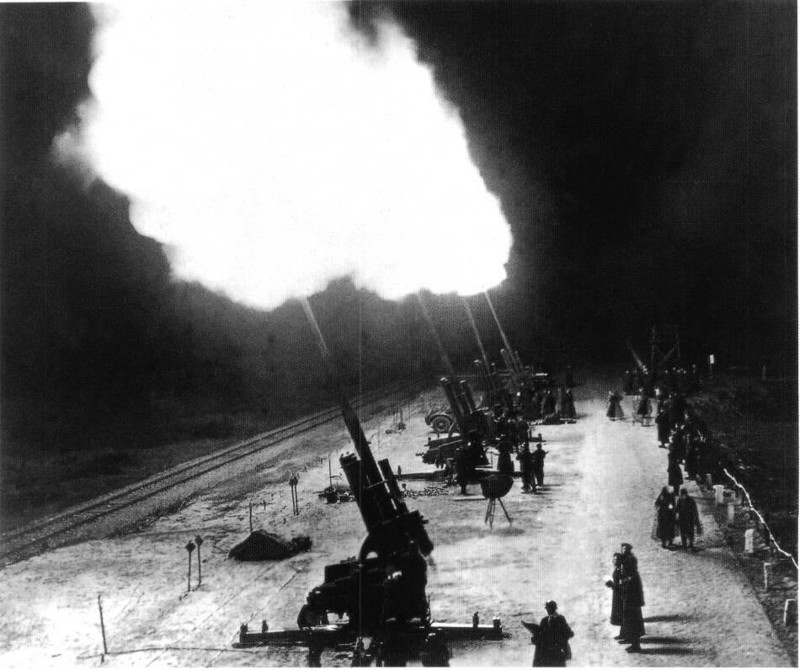 4. Батарея немецких 88-миллиметровых зенитных орудий ведёт огонь по британским ночным бомбардировщикам. война, вторая мировая война