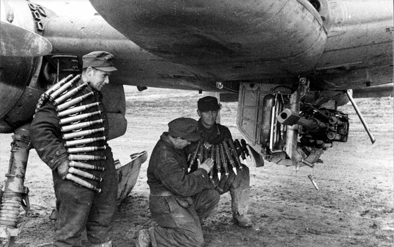 13. Аэродромные техники заряжают 30-миллиметровую пушку Mk 103, установленную под фюзеляжем немецкого противотанкового самолёта Hs-129 война, вторая мировая война