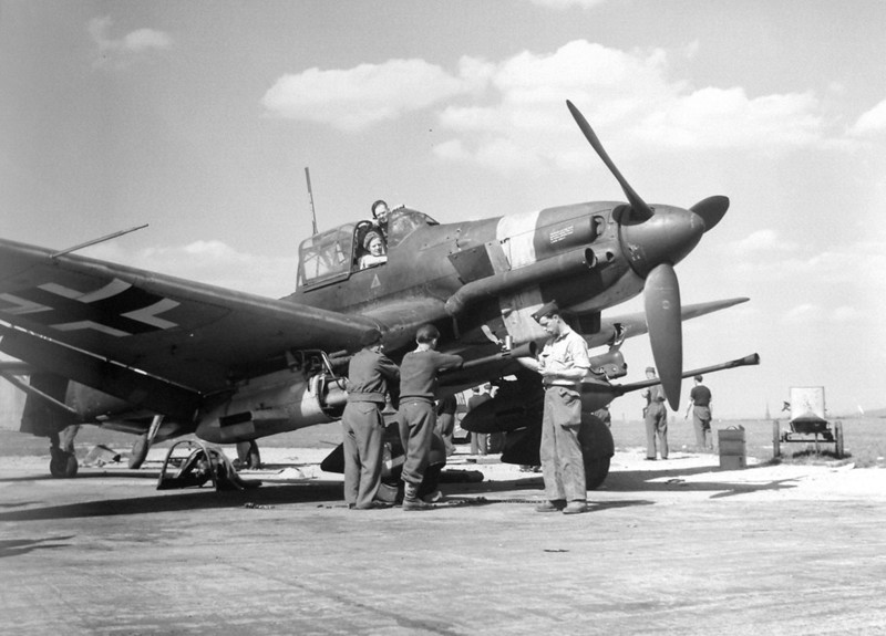 39. Противотанковый Ju-87G проходит обслуживание на аэродроме война, вторая мировая война