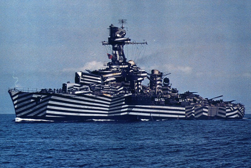 31. Крейсер «Глуар» (Gloire) французских ВМФ в так называемом ослепляющем камуфляже война, вторая мировая война