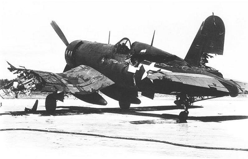 30. F4U1 из эскадрильи VFM-113 2-го лейтенанта Элсона Фрейзера, возвратившийся на базу после тяжелейших повреждений, лишивших его левой консоли. война, вторая мировая война