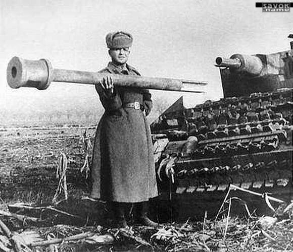33. Красноармеец держит в одной руке оторванный ствол орудия немецкого танка война, вторая мировая война