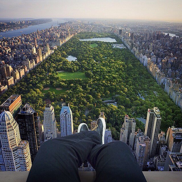 Вид из небоскреба на центральный парк Нью-Йорка адреналин, люди, селфи