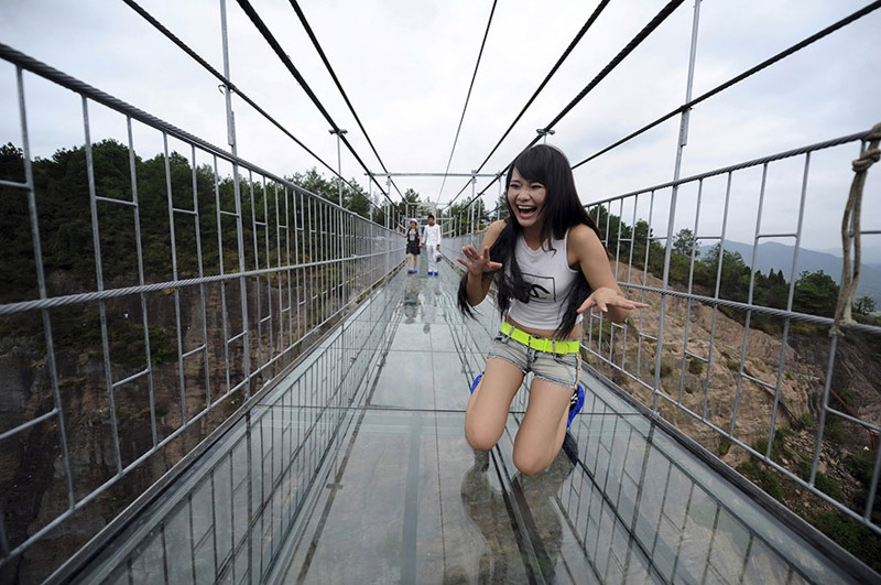 Самый длинный стеклянный мост в мире открылся в Китае на высоте 180 метров китай, мост