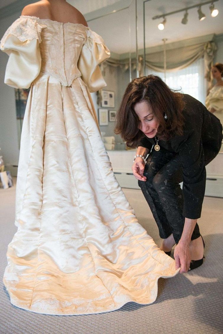 Невеста стала 11-ой женщиной в своей семье, надевшей 120-летнее свадебное платье невеста, платье