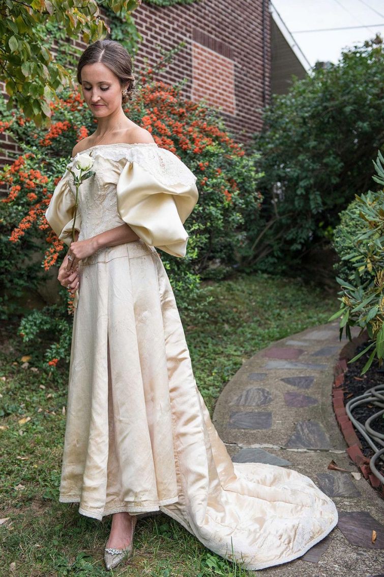 Невеста стала 11-ой женщиной в своей семье, надевшей 120-летнее свадебное платье невеста, платье