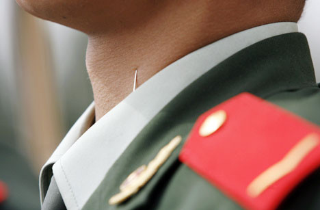 8. В Китае булавки в воротничках помогают офицерам не забывать о высоко поднятой голове интересное, невероятное, факты