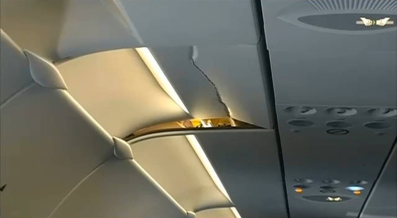Мастурбирует киску в самолете