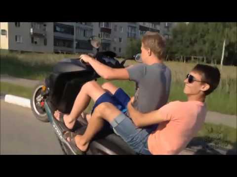 Не осознавая опасности! - Дети на скутерах Не осознавая опасности! - Дети на скутерах