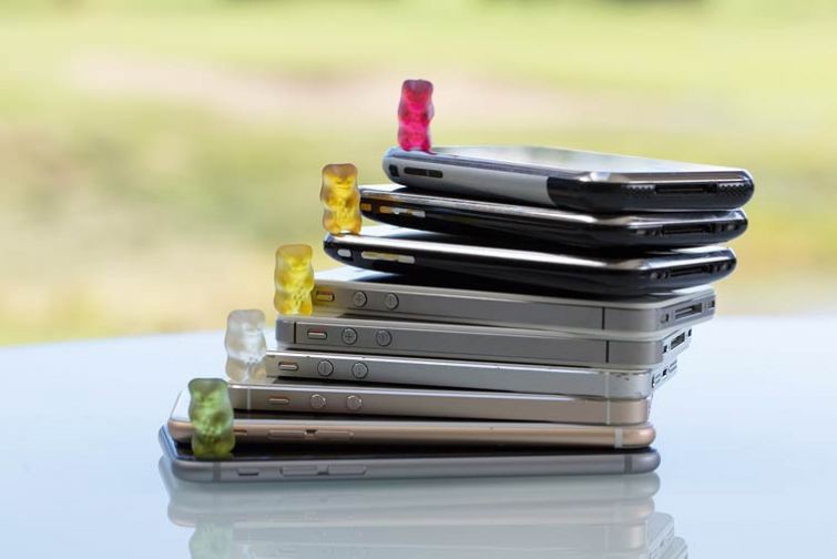 Комплект смартфонов с помощью которых была сделана данная серия iphone, эволюция