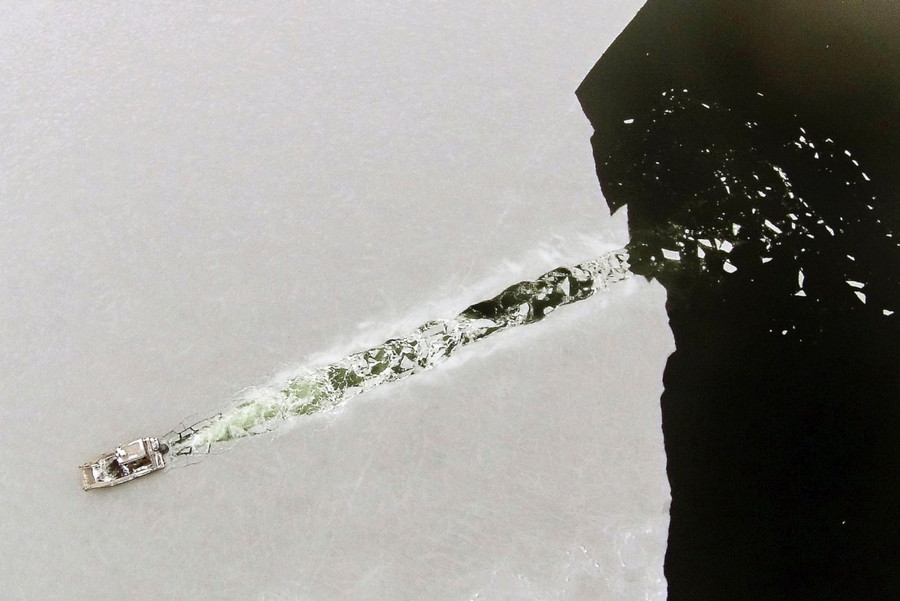 18. Лодка прокладывает себе путь по свежему льду. без фотошопа, удивительные фотографии