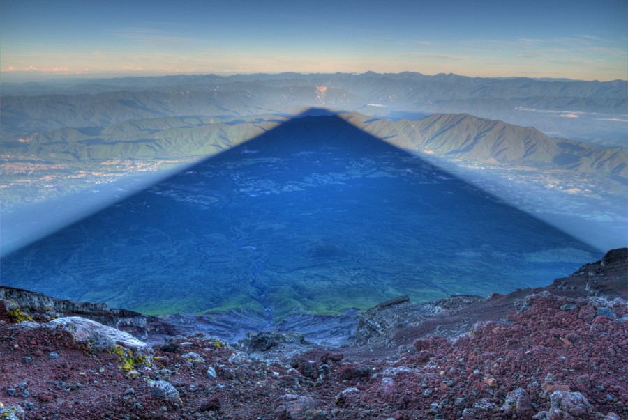 13. Тень от горы Фудзи, которая в длину может достигать 24 километров. без фотошопа, удивительные фотографии