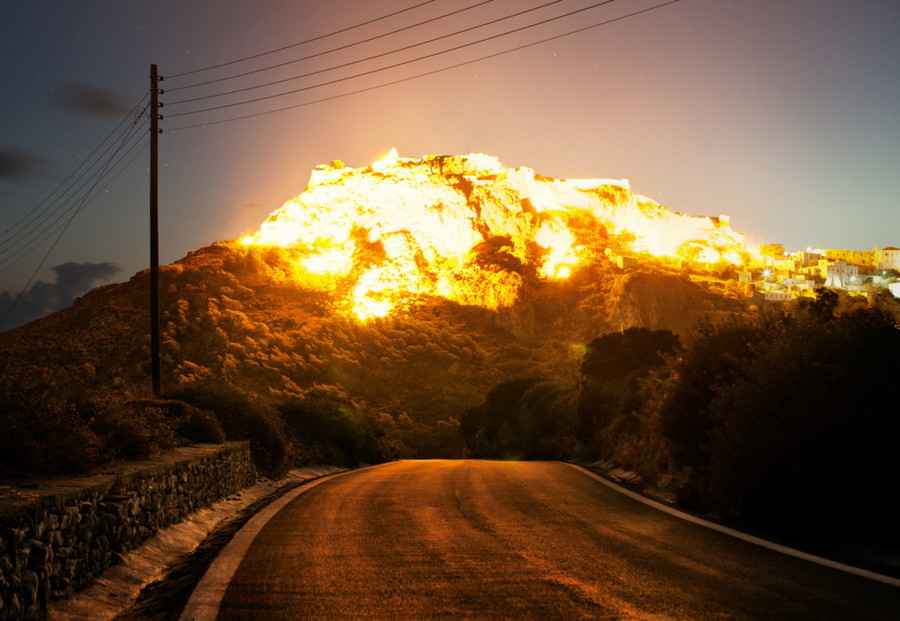 6. Горы, освещённые яркими лучами утреннего солнца похожи на гигантский взрыв. Город Кифира, Греция. без фотошопа, удивительные фотографии
