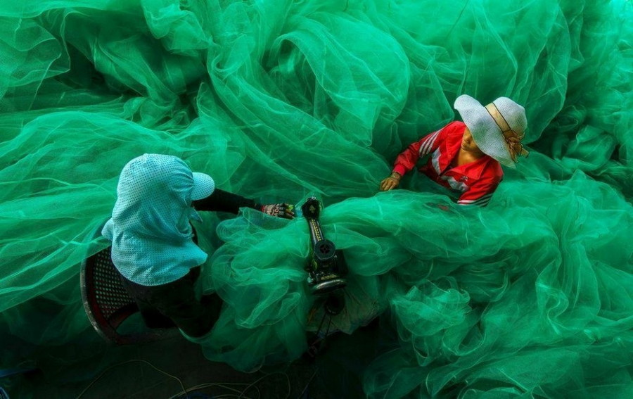 8. Это не ядовитый газ и не зловещий туман, две женщины шьют большую рыболовную сеть. без фотошопа, удивительные фотографии
