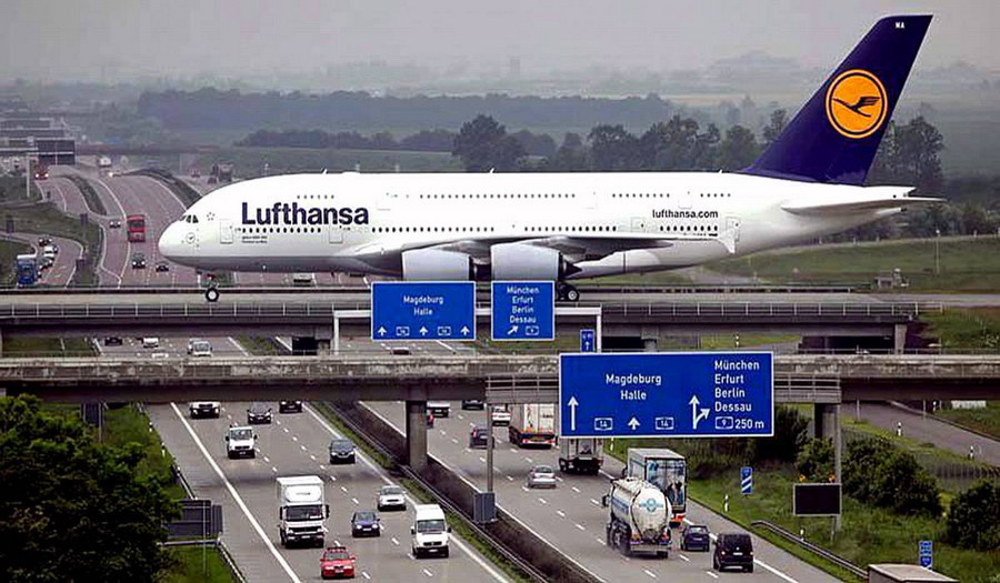 1. Это фото выглядит как кадр из фильма-катастрофы. На самом деле это обычная взлётная полоса в аэропорту Лейпцига, она проходит над автобаном. без фотошопа, удивительные фотографии