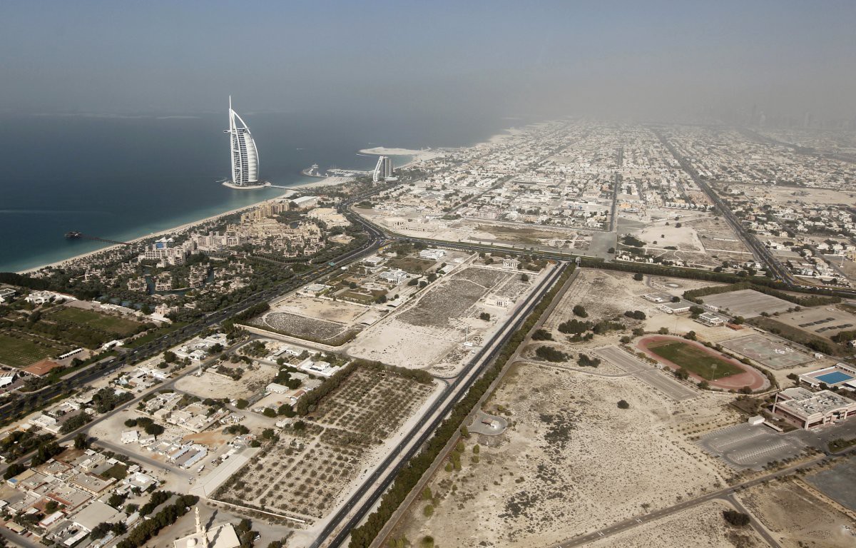 5. Бурдж аль-Араб назвали «самым роскошным отелем в мире». Он стоит на искусственном острове в Персидском заливе в 280 метрах от берега и бросает тень на ближайший пляж. в мире, дубай, красота