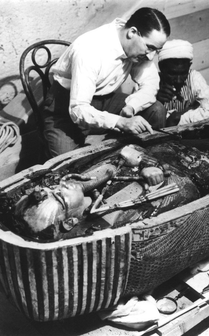 23. Известный английский археолог Говард Картер изучает саркофаг Тутанхамона. история, фотография