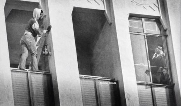 17. Мохаммед Али отговаривает человека от попытки самоубийства, 1981 год. история, фотография