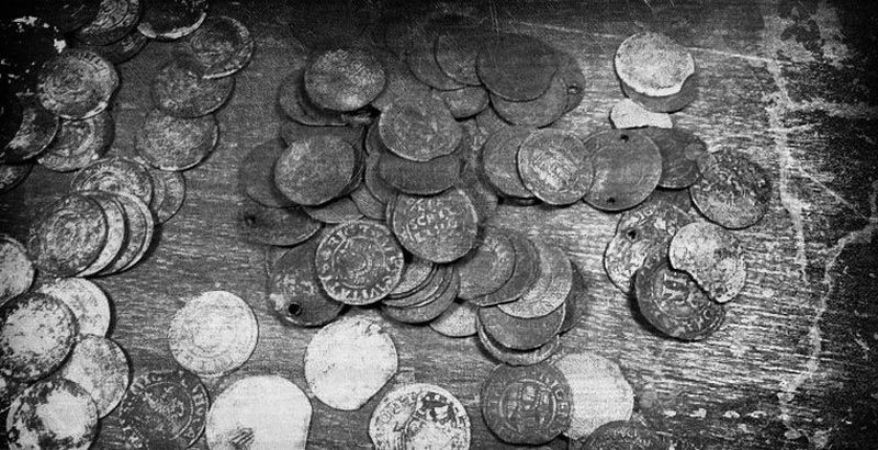 1. Дождь из старинных монет XVI-XVII с. Мещеры, Россия, 1940 год дождь, небо, природа