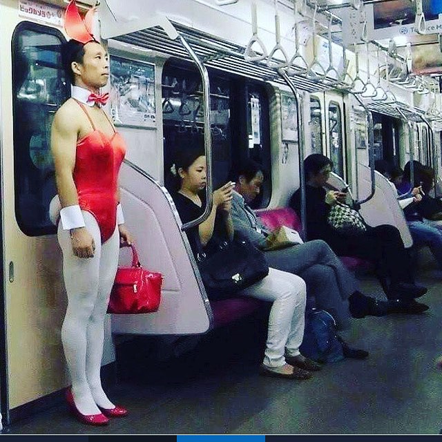 Вот такое можно увидеть в японском метро в мире, люди, прикол, япония