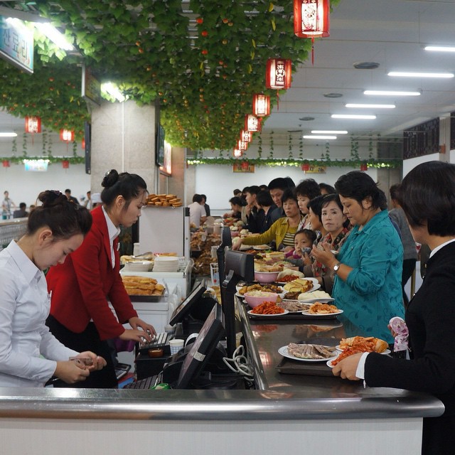 Закусочная в супермаркете кндр, северная корея