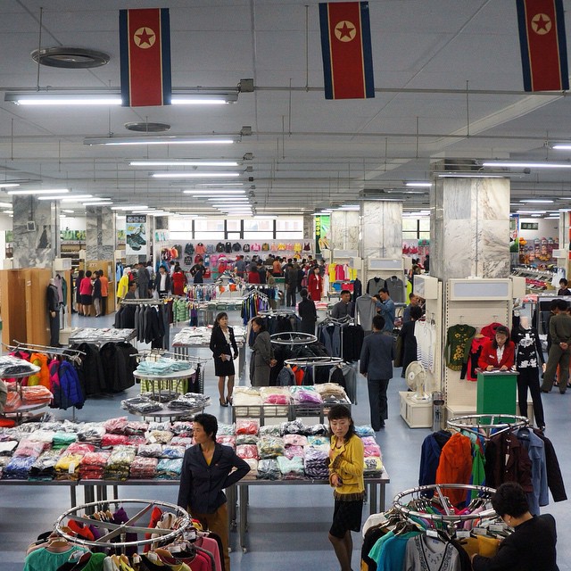 Магазин одежды кндр, северная корея