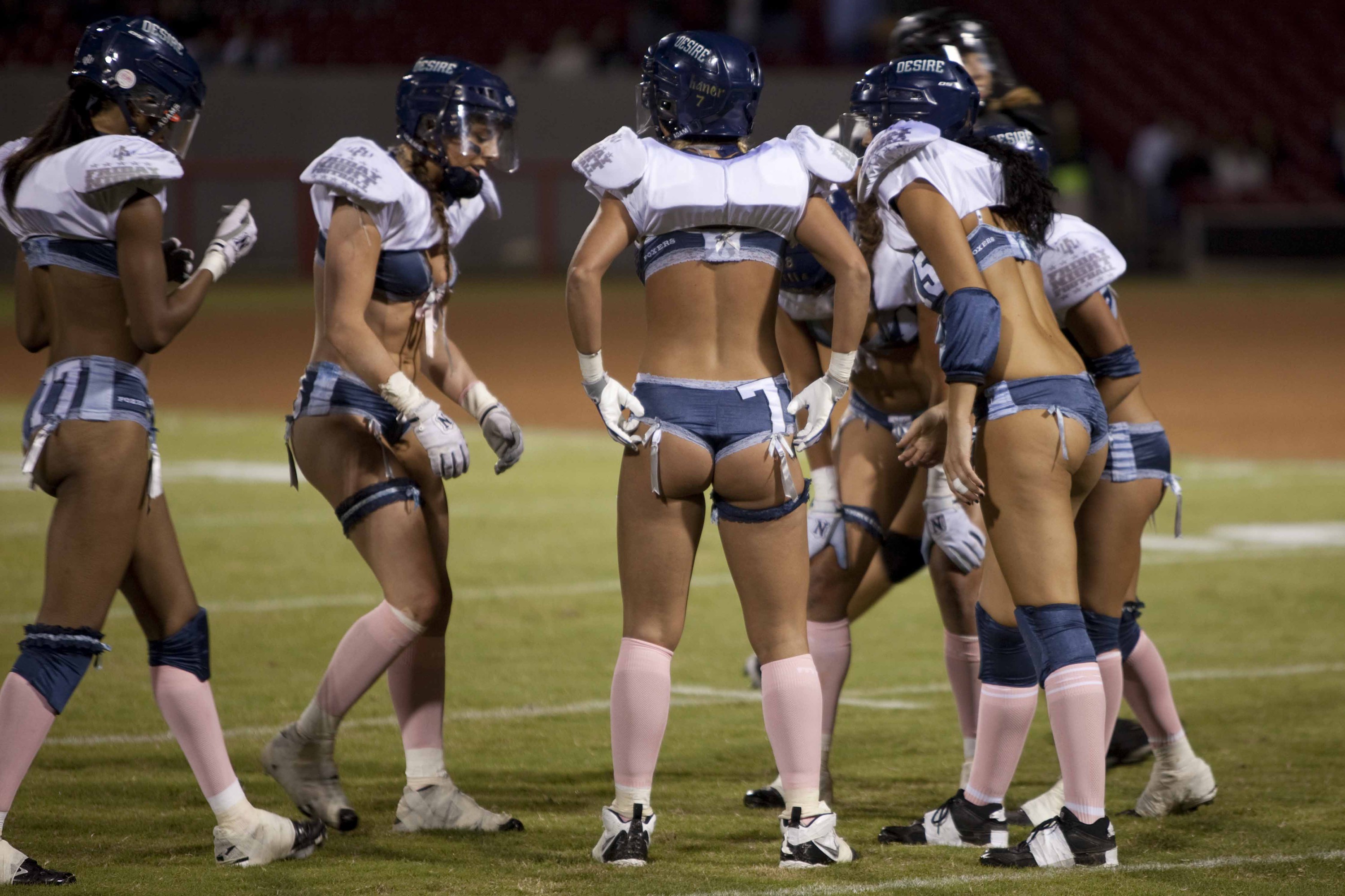 Американский футбол с голыми женщинами (79 фото)