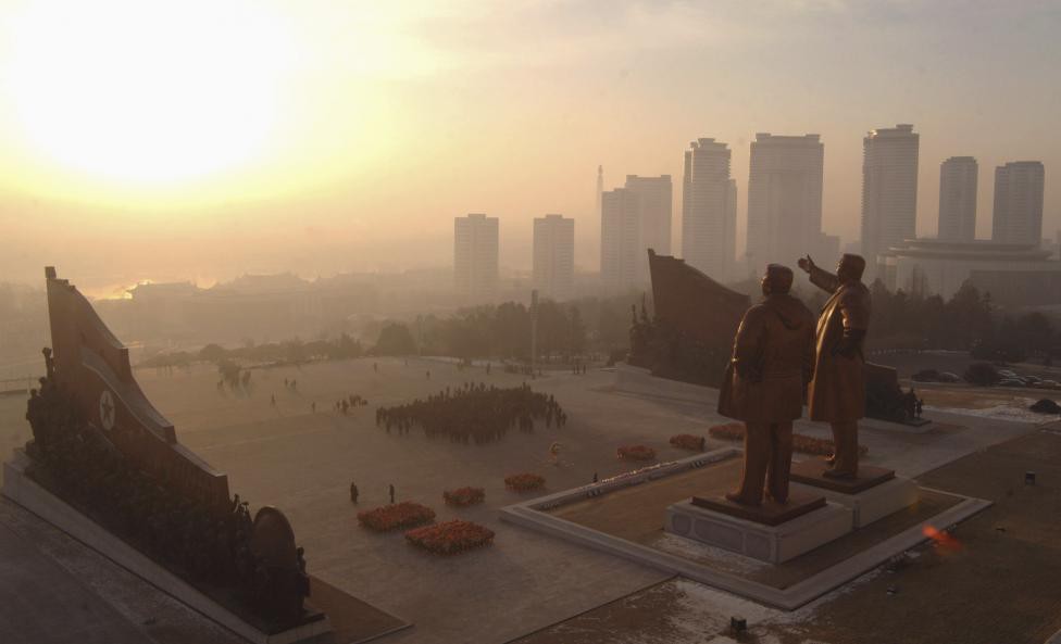 Северные корейцы празднуют Новый год, посещая статуи основателя Северной Кореи Ким Ир Сена и Ким Чен Ира. архитектура, северная корея
