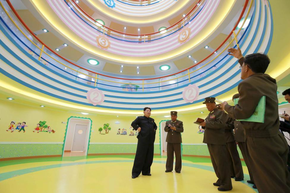 Северокорейский лидер Ким Чен Ын дает указания по поводу завершения работ над детским домом. архитектура, северная корея