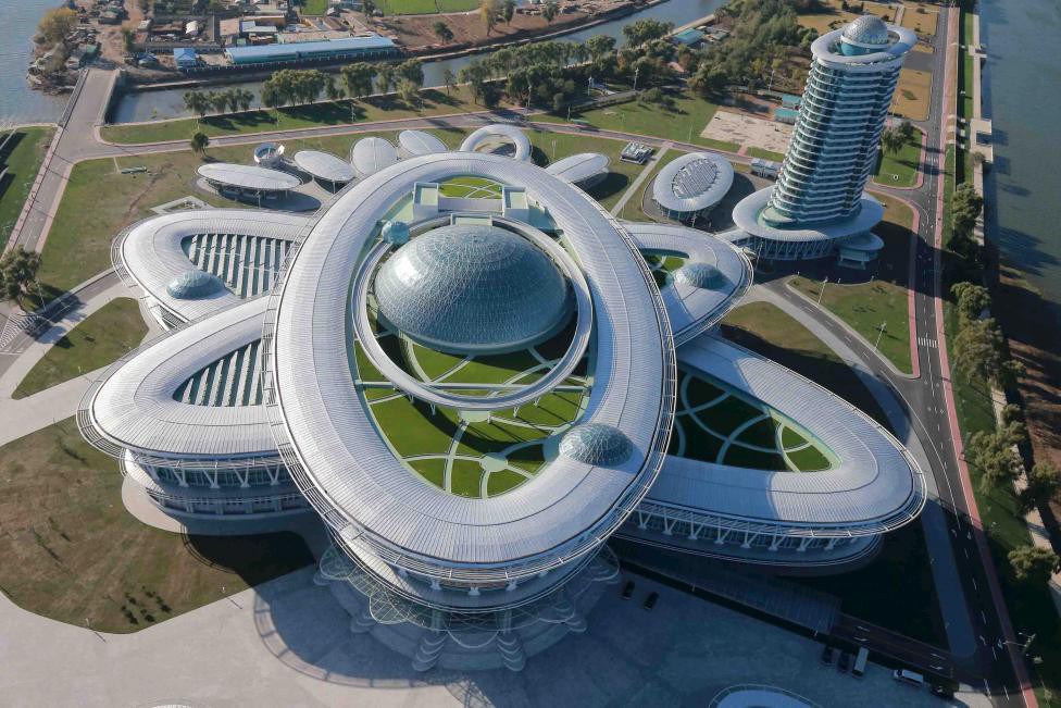 Вид на научно-технической комплекс в Пхеньяне. архитектура, северная корея