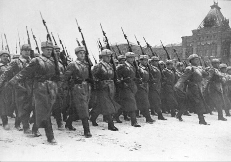 2. Парад на Красной площади. Бойцы уходили прямо на фронт, который был всего в нескольких километрах, 07 ноября 1941 года. исторические фотографии, история, фото
