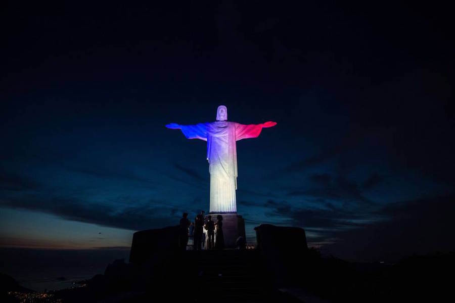 8. Статуя Христа-Искупителя, Рио-де-Жанейро. теракты в Париже, фото, франция