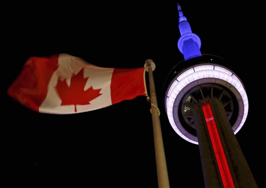 9. CN Tower, Торонто. теракты в Париже, фото, франция