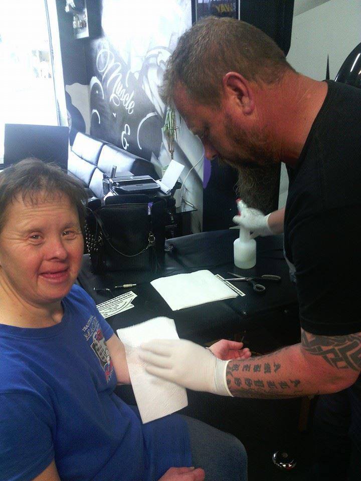 3. Татуировщик, делающий этой женщине одну и ту же временную татуировку каждую неделю и относящийся к ней бережно, как к настоящей доброта, милота, фотографии