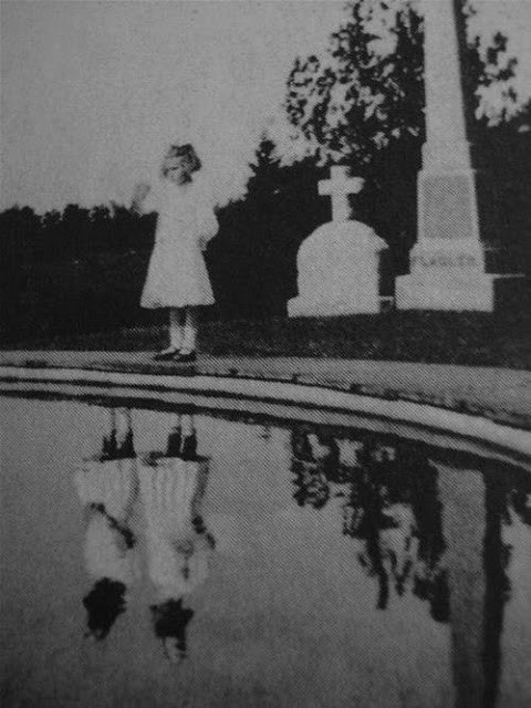 3. Девочка на могиле своей сестры-близняшки, 1925 год. жуть, история, крипота, фото