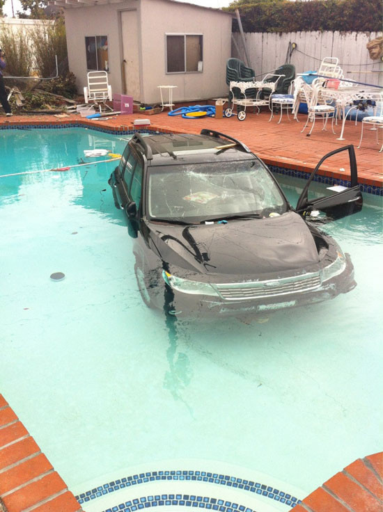 4. Потопил машину в бассейне  день, люди, неудача