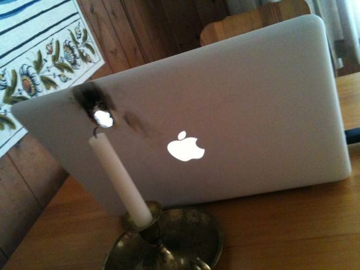 2. А он поставил MacBook близко к свече день, люди, неудача
