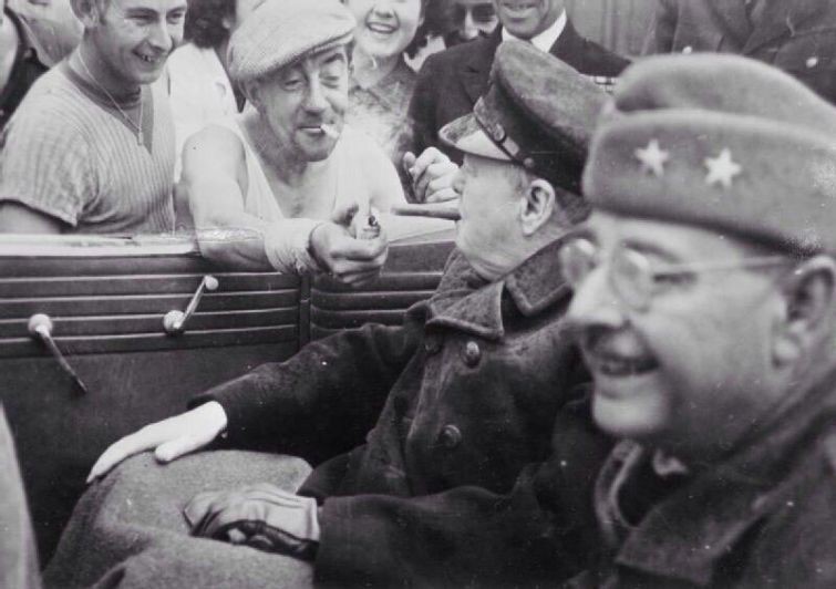 Француз даёт прикурить Уинстону Черчиллю, 1944 г. история, смотреть, фото