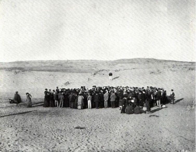 11 апреля 1909 года. Около ста человек бросают жребий, что бы поровну разделить 12 акров купленных песчаных дюн . Потом это станет Тель-Авивом. история, смотреть, фото