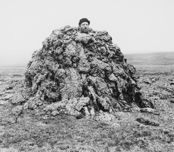 Мужчина стоит внутри магмы на лавовой равнине. Исландия, 1893 год. история, смотреть, фото