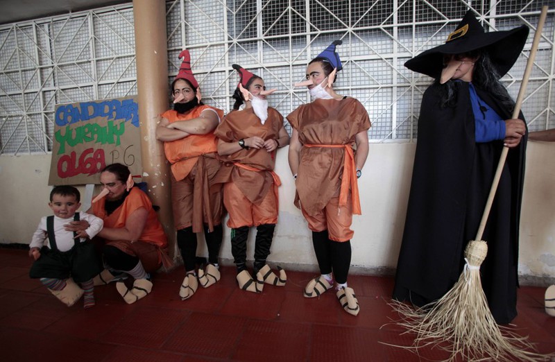 5. Праздник в честь Богоматери Милосердия в женской колумбийской тюрьме  девушки, новый год, тюрьма