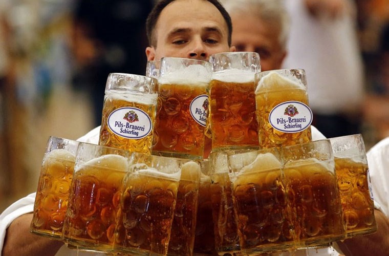 13. Кстати, мировой рекорд в этой сфере — 27 литровых кружек пива одновременно. мастерство, официанты