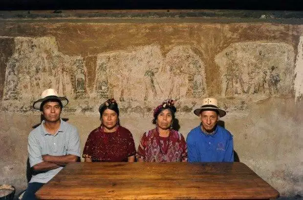 15. И, наконец, семья, которая обнаружила под своим домом древние фрески и гравюры племени Майя. находки, сокровища