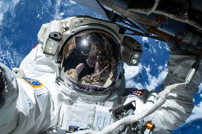 Лучшие селфи 2015 года: от выхода в космос до обнаженного признания люди, селфи