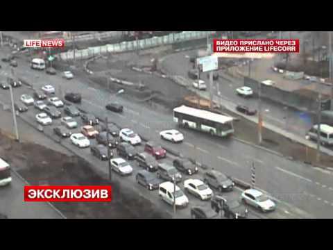Автобус протаранил в Москве шесть машин и столб Автобус протаранил в Москве шесть машин и столб