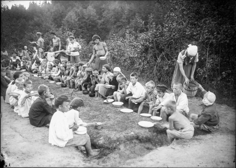 Обед в летнем пионерском лагере, 1923 год. внимание, история, фото