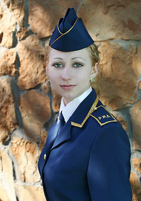 Молодая пилотка девушки в платье